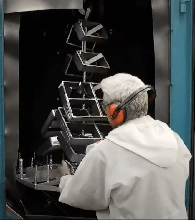 Técnico de Hawke Transit System inspecciona piezas metálicas durante el proceso de producción, asegurando calidad y cumplimiento de estándares.