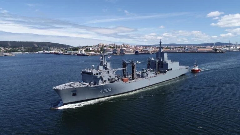 Nave logistica A304 della Marina Australiana dotata di sistemi Hawke per sigillare cavi e tubazioni contro EMP e minacce estreme.