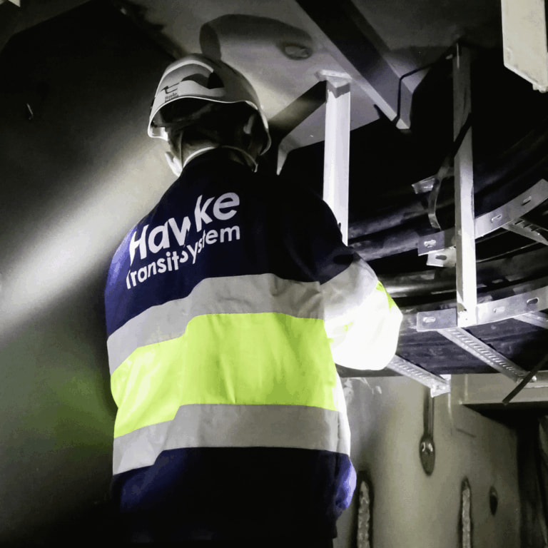 Tecnico Hawke Transit System controlla l’installazione di cavi con moduli MCT codificati a colori per garantire sicurezza e ispezione visiva rapida.