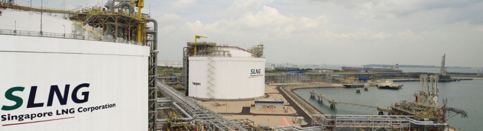 Veduta panoramica del terminale gas SLNG a Singapore, dotato di sistemi di sigillatura Hawke per massima sicurezza e affidabilità.