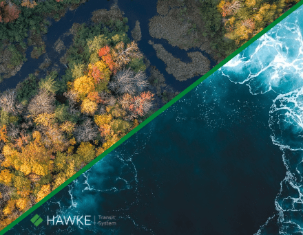 Bosque y océano divididos por una diagonal verde con logotipo de Hawke Transit System, reflejo de su compromiso con la sostenibilidad ambiental global.